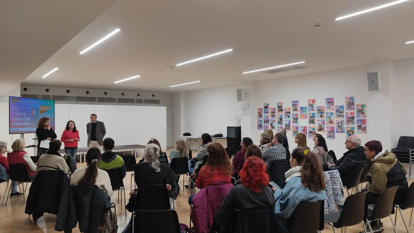 Una trentena de persones assisteixen a la xerrada inicial de la nova campanya del Projecte Educatiu de Caldes