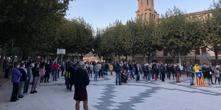 Més de 150 persones es concentren a Solsona contra la inhabilitació del president Quim Torra