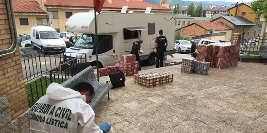 Dos detinguts a l'Alt Urgell per transportar en una autocaravana més de 90.000 euros de tabac de contraban