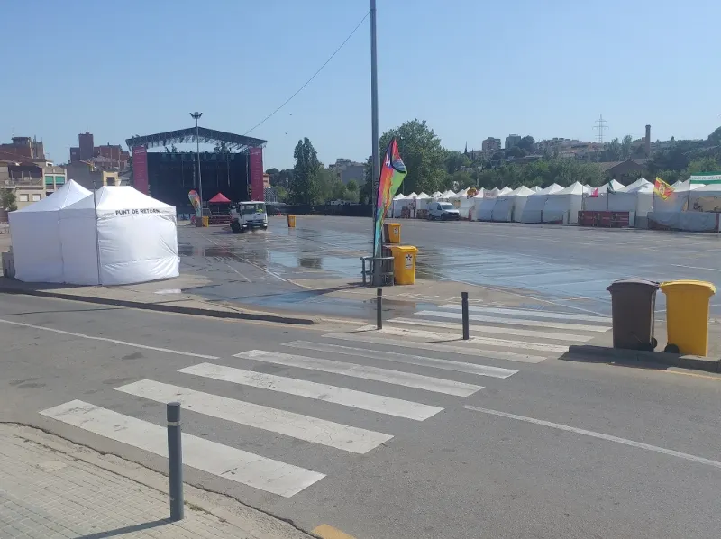 En aquests moments, un camió està remullant l'Escardívol