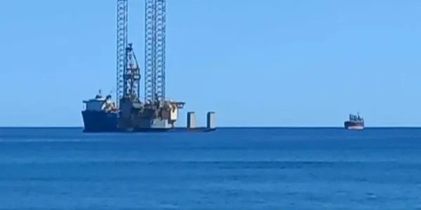 Una nova plataforma de mida enorme presideix la costa tarragonina durant uns dies