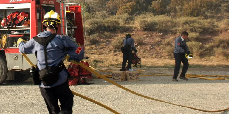 Un total de 46 dotacions dels Bombers segueixen treballant a l'incendi de Soriguera