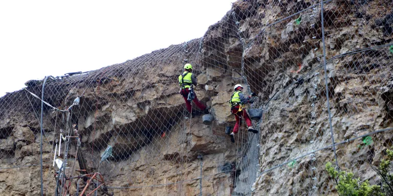 Tot a punt per començar a retirar les roques de l'esllavissada de Castell de Mur