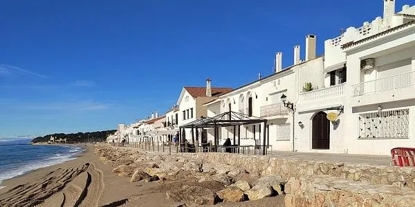 Les escales per accedir a la platja des del tram central del passeig d’Altafulla encara no estaran operatives per Setmana Santa