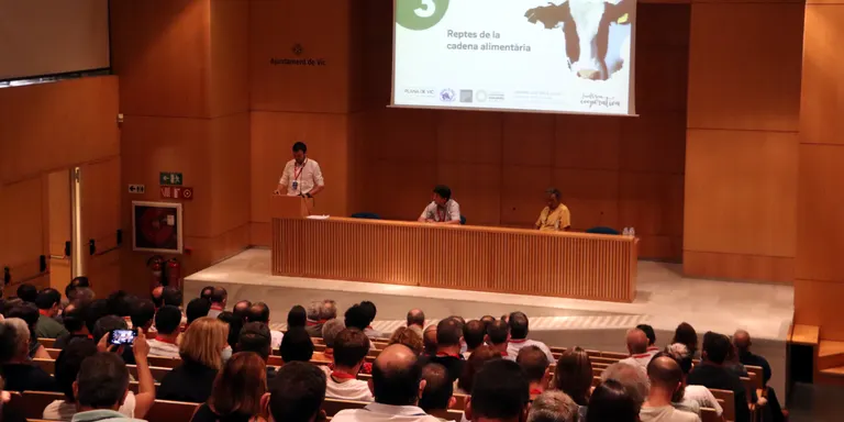 La Generalitat anima els ramaders a agrupar-se en una Organització de Productors Làctics per tenir "més força"