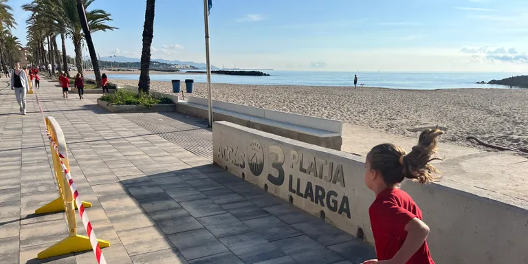 Els alumnes del Vora del Mar corren plegats al passeig Marítim per ajudar a curar la leucèmia