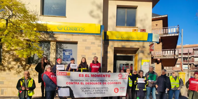 Els treballadors de Correus de Torredembarra protesten per denunciar la manca de personal al Baix Gaià