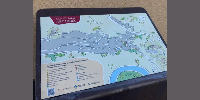 Castellciutat promociona el patrimoni i l'art urbà del poble amb un plafó informatiu
