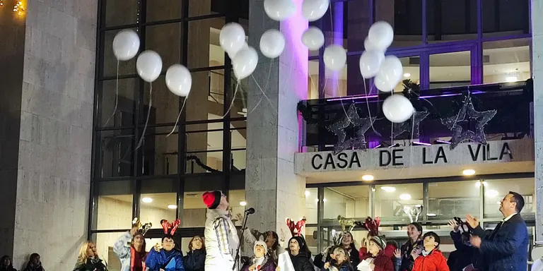 Cambrils encén les llums de Nadal sota la mirada d’il·lusió de la canalla