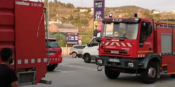 Bombers calderins participen a les feines de contenció del foc del Pont de Vilomara