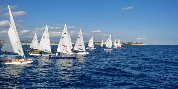 La flota de patí de vela del CM Altafulla participa aquest cap de setmana en el Campionat d’Europa a Barcelona