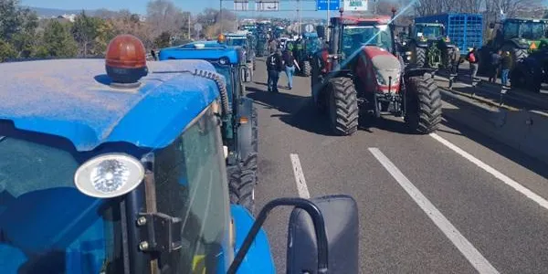 Centenars de tractors bloquegen el Port de Tarragona aquest dimarts