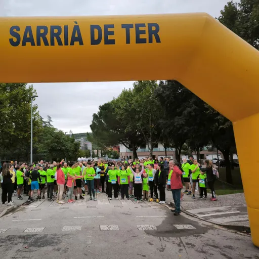 La primera 'Cursa Units contra l’ELA' a Sarrià de Ter aplega més de set-cents inscrits malgrat la pluja i la dificultat del temporal