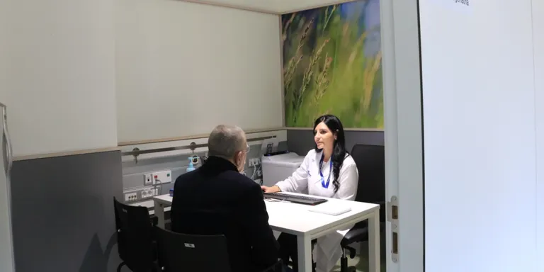 Vall d'Hebron amplia a més tipus de càncer la consulta on tracta pacients oncològics d'edat avançada