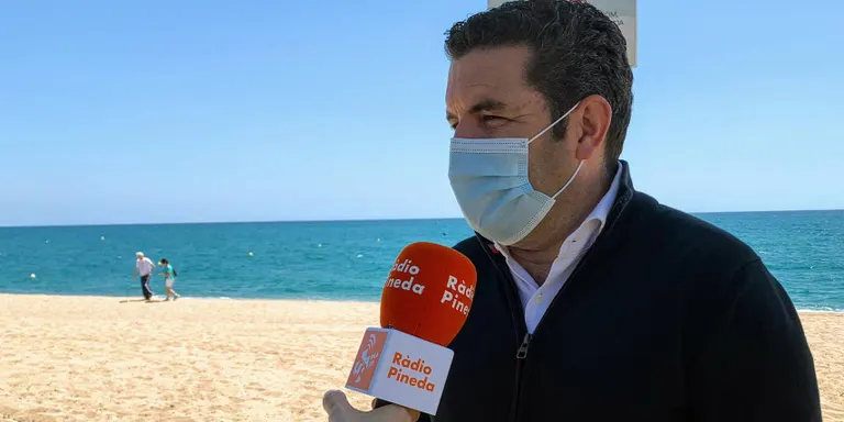 Xavier Amor: «Si les administracions no traiem d'aquí la via del tren, al final serà el mar qui ho faci»