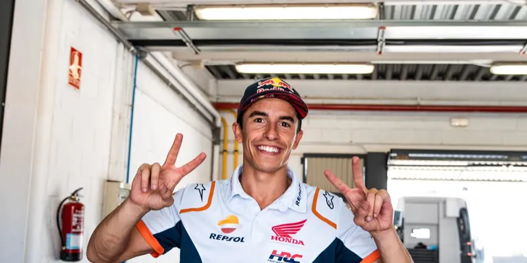 Marc Màrquez ja pilota sobre la moto