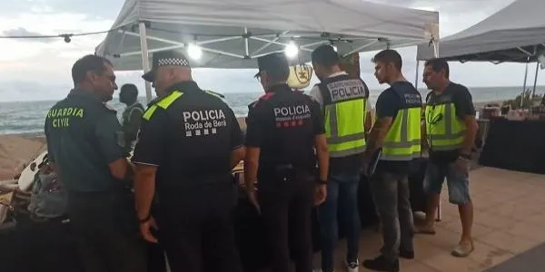 Decomissen més de 5.600 articles falsificats a la platja de Roda de Berà, valorats en prop d’un milió d’euros