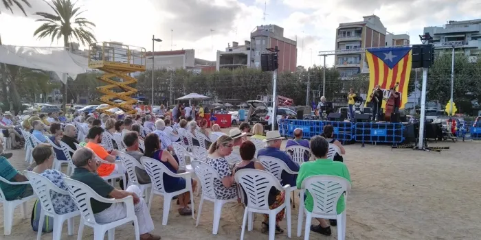 Centenars de persones es concentren a Arenys per escalfar motors per la Diada