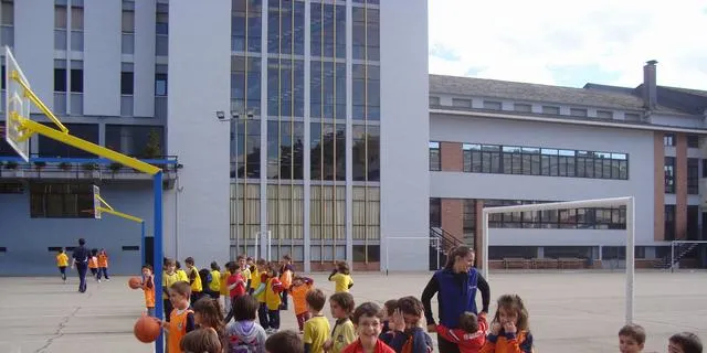 Nova jornada d'esport escolar amb tennis taula i bàsquet