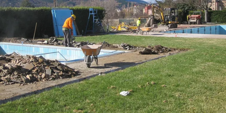 Iniciades les obres de millora de la piscina municipal de la Seu