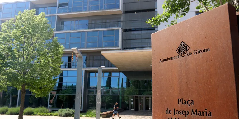 Demanen 6 anys a una dona de Santa Coloma de Farners per vendre més de 130 bitllets d'avió que no existien
