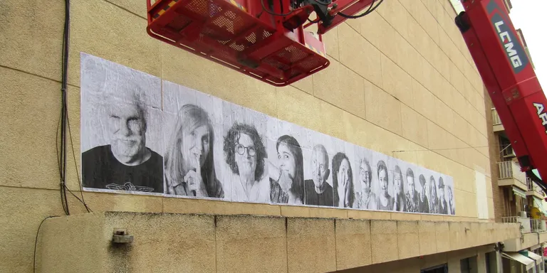 La façana de la Rambla de l’Art s’omple de fotografies per reivindicar les sales de cinema