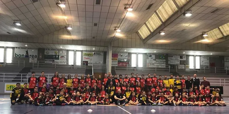 El CHA presenta el nou equipament amb la victòria dels sèniors