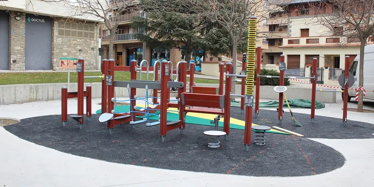 La Seu d’Urgell instal·la un nou espai lúdic i de salut per a la gent gran a la plaça de Lleteries