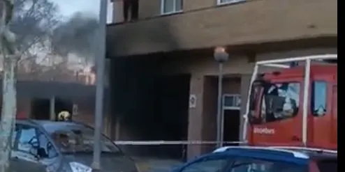 Crema totalment un cotxe en un incendi a un aparcament subterrani del carrer Jaume Ferran de Cambrils