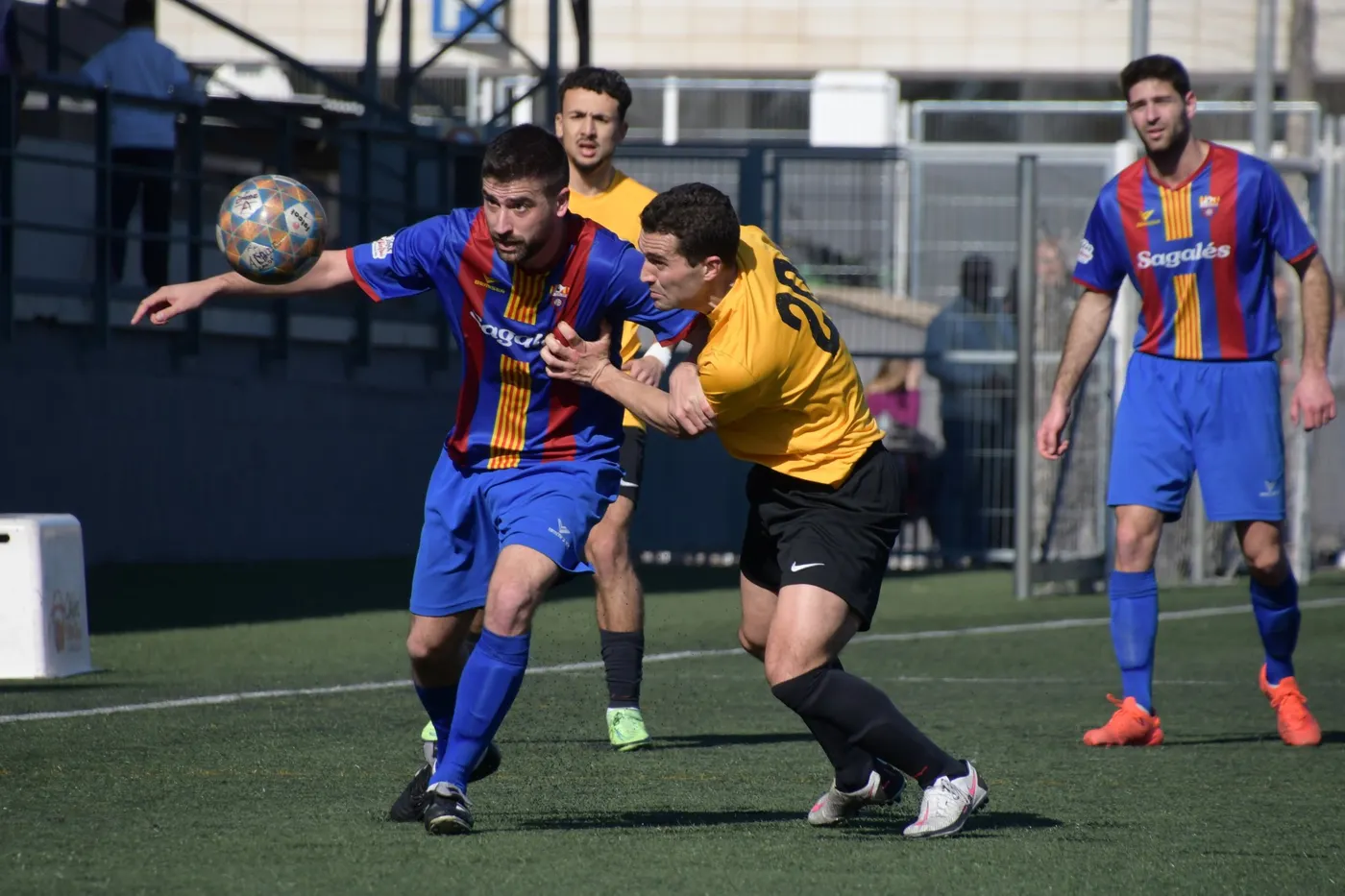 Cop d'autoritat del CF Caldes, que guanya amb solvència el Torelló (3-0) i s'escapa tres punts en el liderat