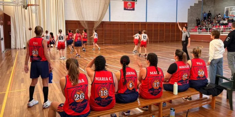 El Pavelló Municipal de Begur acull la lliga 'Despenja les Botes' de bàsquet femení veterà