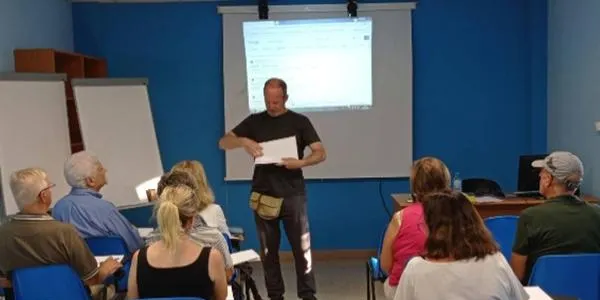 El SIAD del Tarragonès convida l’alumnat de l’Escola d’Adults d’Altafulla a reflexionar sobre les violències masclistes a través d’un joc