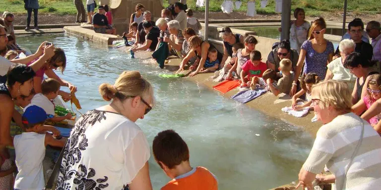 Tarda d'activitats als safareigs amb la rentada de la roba i el sopar solidari d'Òmnium