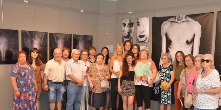 Joves i avis es troben a l’exposició NUS-OS de l’Antiga Estació