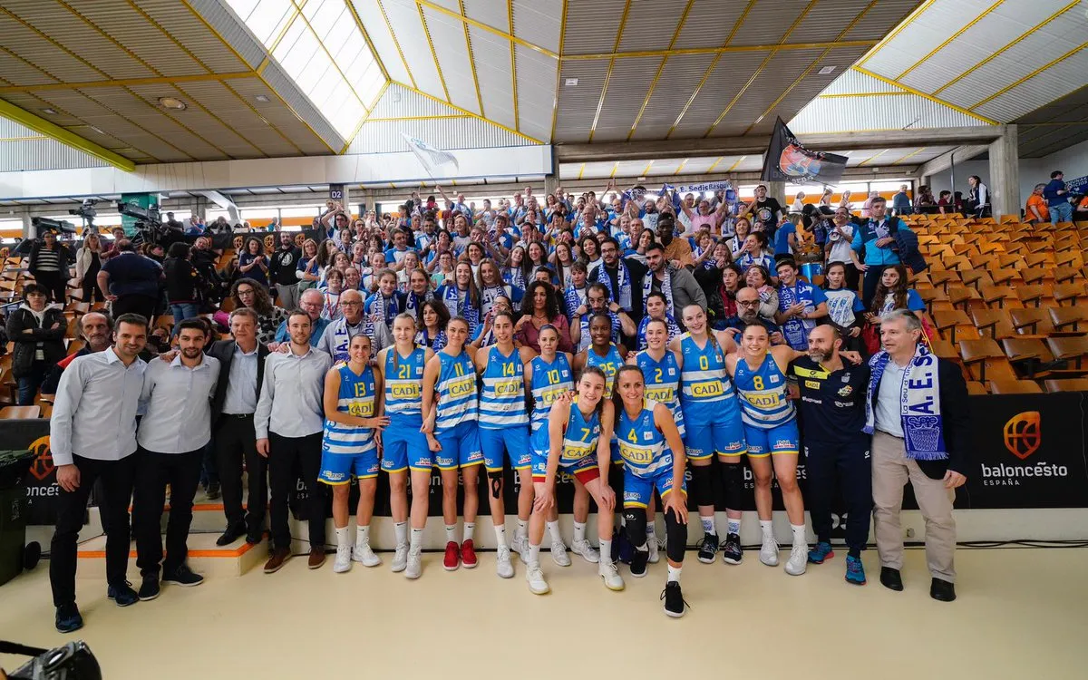 El Cadí la Seu amb l'afició urgellenca (Foto: Sedis Bàsquet)