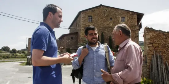 Dos joves fan un viatge per donar a conèixer els 'micropobles' de Catalunya