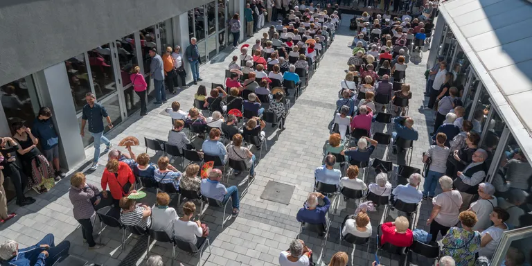 Unes 200 persones assisteixen a la inauguració de l’ampliació de les Cases dels Mestres