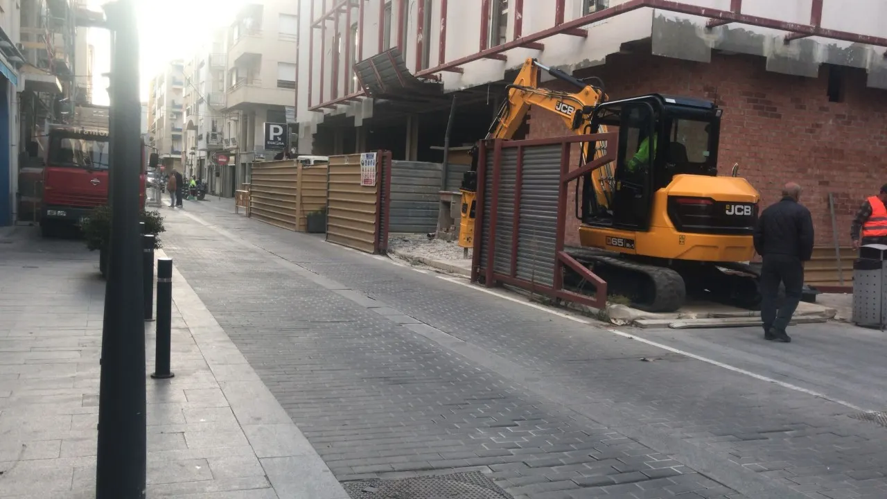 L’Ajuntament de Cambrils retira una tanca de l’hotel del Pòsit per guanyar espai per als vianants 