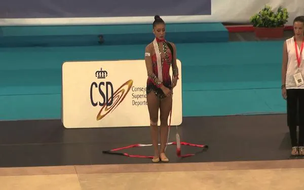 La gimnasta internacional Natalia García Timofeeva imparteix una classe magistral a Torredembarra