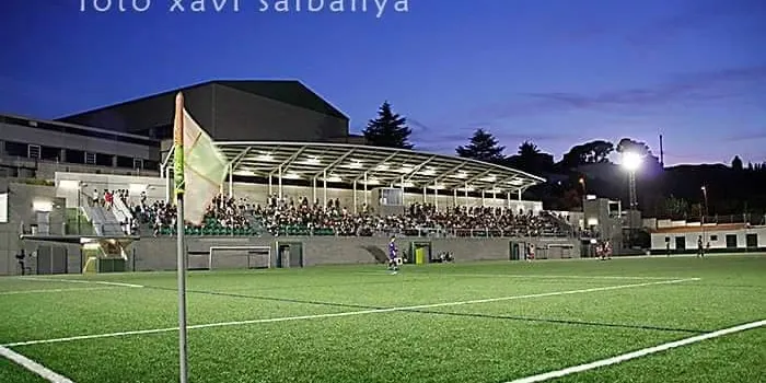 Entren a robar als vestidors del camp de futbol durant el derbi dels sèniors B