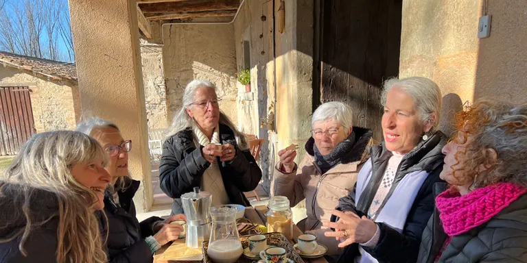 Envellir plegats en una masia del segle XVIII: Un grup de deu persones impulsa un projecte de 'cohousing senior' a Osona