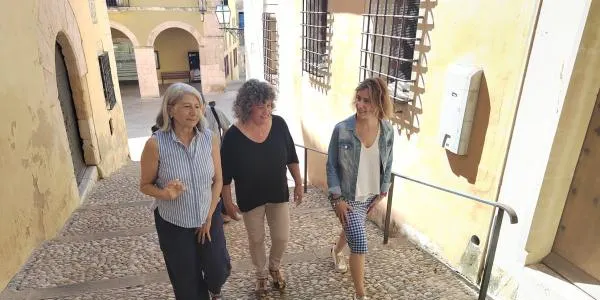 La diputada Jèssica Albiach es compromet amb Montse Castellarnau a reivindicar davant el Govern la millora de serveis al consultori mèdic