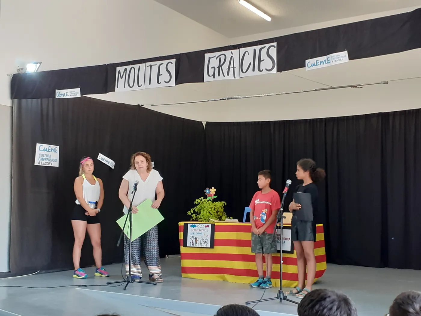 Els alumnes de 5è de l'escola El Calderí donen a Caldes Animal i l'Associació Contra el Càncer més de 200 euros, la major part recaptats amb la seva cooperativa escolar