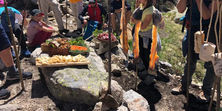 Donen a conèixer les troballes arqueològiques d'Aigüestortes amb un menú prehistòric