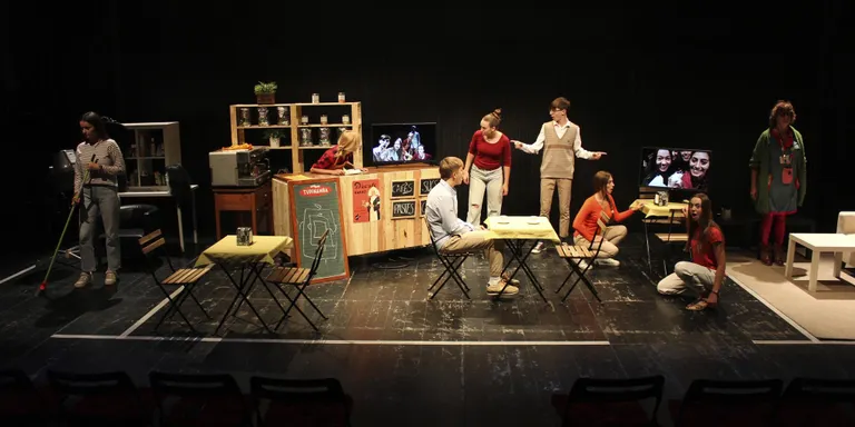 Lacetània Teatre estrena per Festa Major "Dos minuts infinits", una comèdia de ciència ficció que juga amb els desfasaments temporals