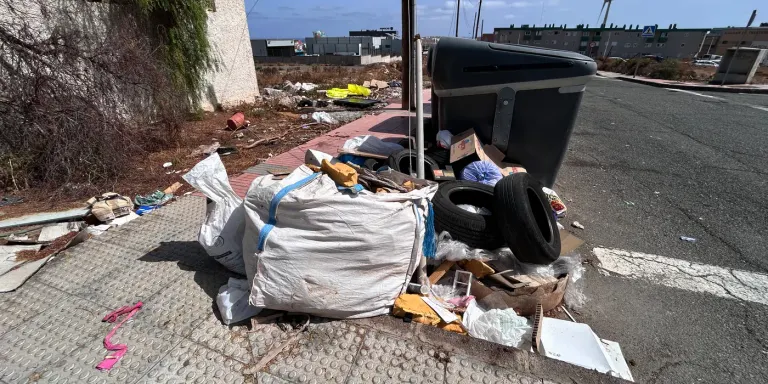 Las Huesas sigue esperando: la limpieza prometida por la concejala no llega
