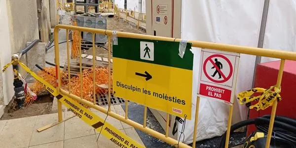Tasques de retirada d'amiant durant el matí d'aquest dimecres entre el carrer Cantó de la vila i el carrer de l'Hostal