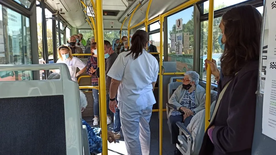 Els avis i àvies de la residència Alt Camp gaudeixen d’una sortida amb el bus urbà