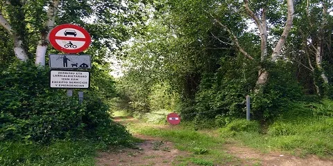 CERRADOS A LOS VEHÍCULOS LOS ACCESOS A LAS CALAS DEL JAIZKIBEL