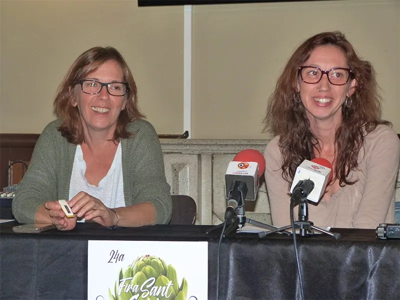 Celia Casanovas i Ariadna Benavides a la roda de premsa d'avançament de la Fira de Sant Galderic